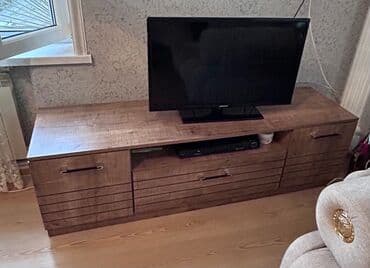 Düz TV altlığı, Polkalı, Laminat