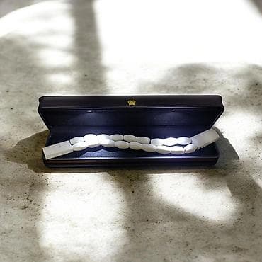 Ağ rəngli təsbeh – zərif hədiyyə qutusunda - Material: hamar, parlaq