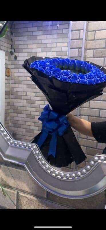 qara qizilgul satisi: Göylə mavi rəngli qızılgüllərdən ibarət, qara bükülmüş kağızla — 3