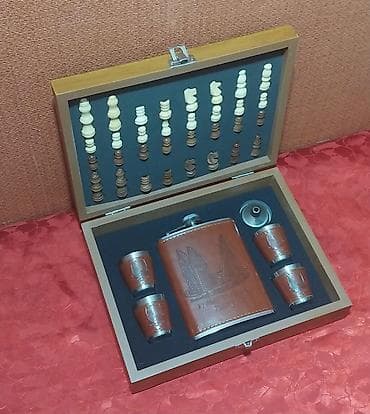 gitara qabi: İçki qabı dəsti şahmat lövhəsi ilə birlikdə satılır. Üzərində Alov — 7