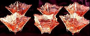 Продаю хороший набор - в него входят 6 вазочек, цветное стекло. Можно