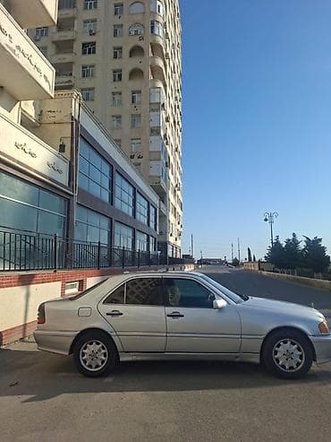 Mercedes-Benz C-Class: 2.3 l | 2000 il Sedan