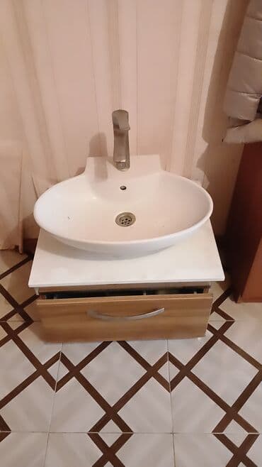 Maye divar kağızları: Hamam üçün asma dolablı çanaq tipli əl-üz yuma dəsti - Üst: ağ mərmər — 1