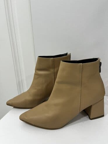 Bej rəngli qadın qısa çəkmələr.Cox az geyinilib hec bir yerinde sökuk lalafo.az -da Bej rəngli qadın qısa çəkmələr.Cox az geyinilib hec bir yerinde sökuk