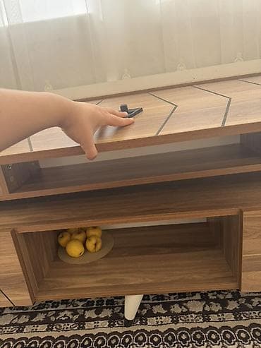 240 kabel: Düz TV altlığı, Polkalı, Laminat — 2