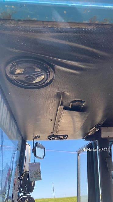 masin salonu: Belarus MTZ traktoru - Rəng: mavi, kabinli versiya - Ön və arxa iri — 9