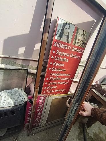 Gözəllik salonu üçün xidmət lövhəsi Qırmızı fonlu, iri ölçülü reklam