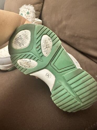 Yemək masaları, oturacaqları: Uşaq qış çəkmələri United Benneton brendi - Rəng: ağ, rəngli boya — 2