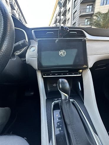 smart forfour: MG ZS, benzinli kompakt krossover Xüsusiyyətlər: - Kuzov: 5 qapılı — 6