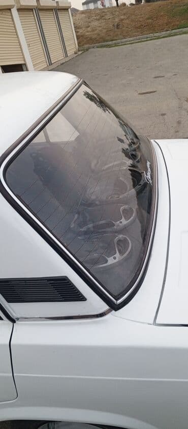 chevrolet niva 2019: LADA 2107, ağ rəngli sedan Xüsusiyyətlər: - Kuzov: 4 qapılı sedan, ağ — 6