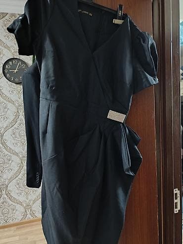 Qara kokteyl paltarı - Model: qısa, V-yaxa, beldən oturan, aşağı — 1