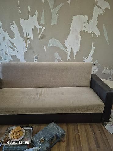 210: Divan – 3 nəfərlik, yumşaq oturacaq və arxalıq, qara rəngli süni dəri — 2