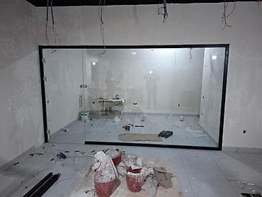 Şüşə arakəsmə və cam qapı sistemi - Təsvir: Təmiz xətləri və minimal