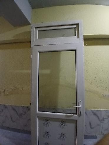 balka: PVC qapı – şüşəli üst hissə və transom pəncərəli - Material: ağ PVC — 1