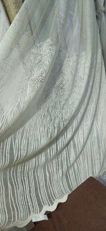 maqnit perde: Ağ rəngdə, zərif naxışlı tül pərdə. Otağa yüngüllük və incəlik qatır — 17