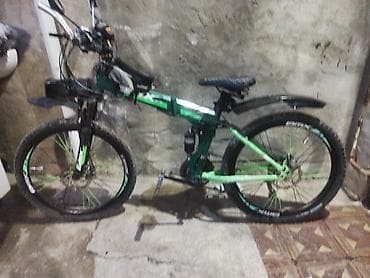 Elektriklə təchiz edilmiş dağ velosipedi – yaşıl-qara rəng sxemi