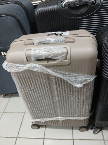 купить чемодан на колесах: Dörd təkərli səyahət çantası, möhkəm materialdan hazırlanmışdır və — 13