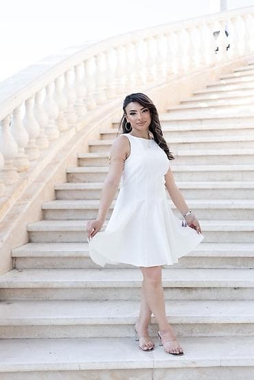 Şortlar: Ağ rəngdə, dizə qədər A-line siluetli qolsuz don. - Klassik — 1