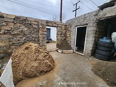 3 otaqlı həyət evi - Daş hasarlı kiçik həyət: giriş qapısı, açıq