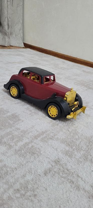 4 man Retro üslubda oyuncaq avtomobil maketi - Korpus: tünd qırmızı