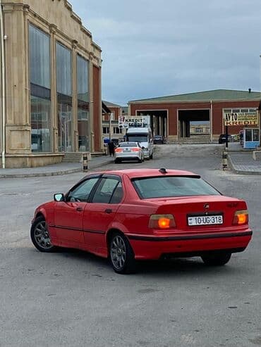 фольксваген пассат 1 8 турбо: Qırmızı rəngli sedan avtomobil Xüsusiyyətlər: - Korpus: 4 qapılı — 1