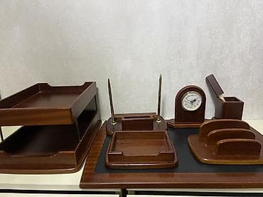 Klassik tərzdə dəri əsaslı taxta masaüstü dəst Tərkib: - 2 mərtəbəli