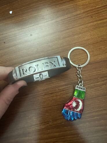 Brelok ve qolbaq.ikisi bir yerde 2manat tezedi.qolbağ rolex,ve brelok