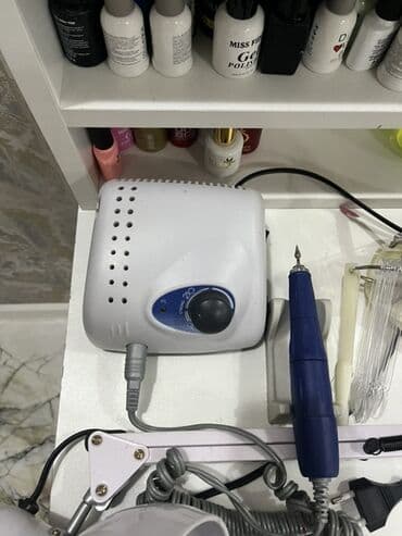 dırnaq itiləyən: Dırnaq frez aparatı dırnaq baxımı üçün nəzərdə tutulmuşdur. Cihaz ağ — 1