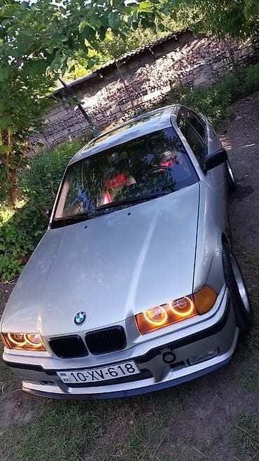 BMW 3 Series E36 sedan, gümüşü rəng. - Orijinal BMW emblem və M paket — 4