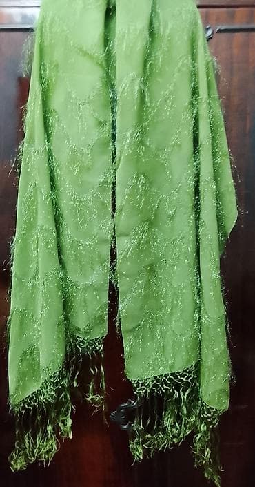 Yemşil rəngli zərif şal/şarf - Material: yüngül, şəffaf tekstura; — 3