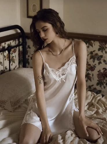 Zərif atlas gecə köynəyi – krem/ağ rəngdə, nazik tənzimlənən