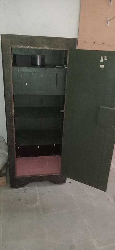 seyf satilir: У сейфа внутри имеется ещё одна ячейка с замком — 2