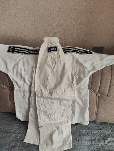 Judo geyim dəsti (gi/kimono): - Rəng: ağ - Üst hissə: qalın, toxumalı lalafo.az -da Judo geyim dəsti (gi/kimono): - Rəng: ağ - Üst hissə: qalın, toxumalı