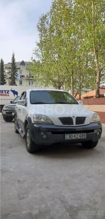 авто запчасти на опель: Ağ rəngdə Kia Sorento avtomobili. Avtomobilin ön hissəsindəki radiator — 2