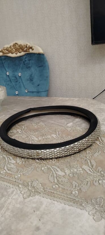 Parıltılı sükan örtüyü Kənarları yumşaq dəri, üst hissə mozaika lalafo.az -da Parıltılı sükan örtüyü Kənarları yumşaq dəri, üst hissə mozaika