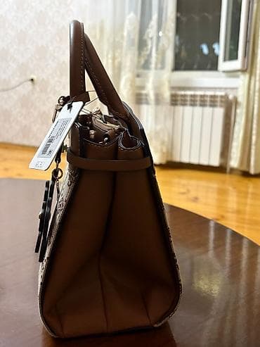 u2 pro: GUESS qadın çantası - Model: mini/orta ölçülü top-handle çanta, ön — 2