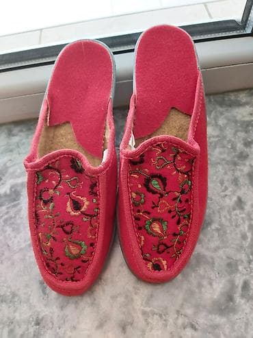 nazik qizil sepler: Qış üçün təzə geyinilməmiş yun ev domaşniki — 2