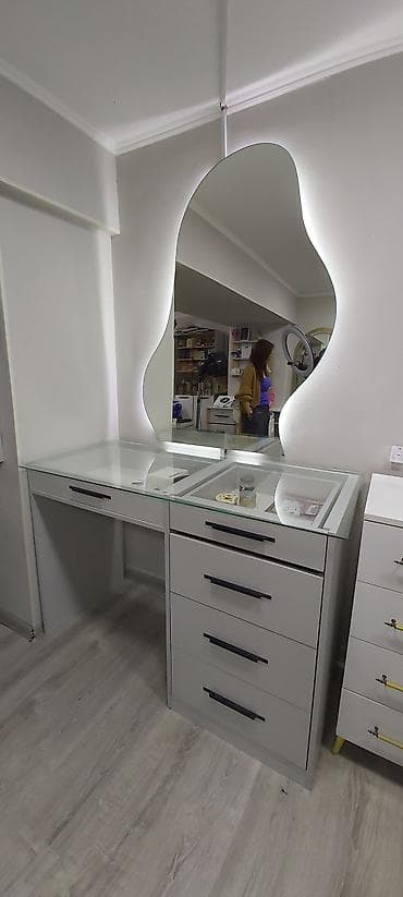 dırnaq stulu: Məhsul: Vizaj/saç ustası üçün iş masası və dalğalı LED güzgü dəsti Əla — 1