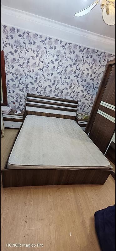 Taxt – ölçü 200×160 sm, bazalı model. Rəngi tünd qoz-ağ kombin