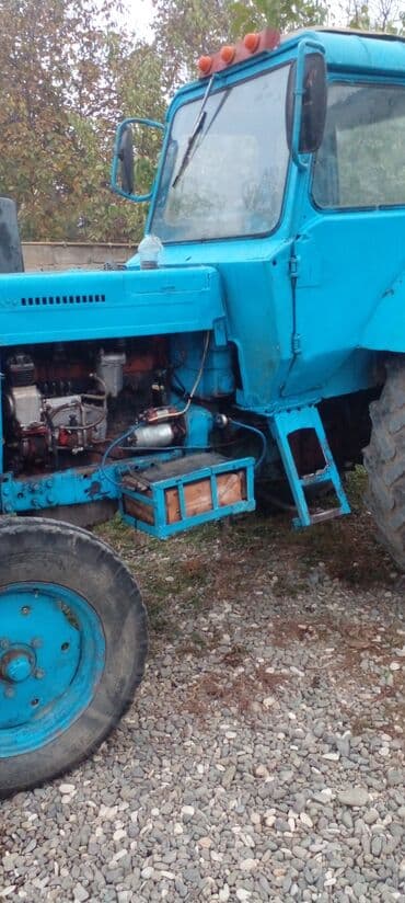işlənmiş akkumulyator: Mavi rəngli təkərli traktor - Kabinli model, ön egzoz borusu və tavan — 3