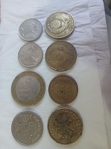 Sikkələr: SSR və Rusiya pullarından ibarət xırda sikkə toplusu. 2 ədəd sovet 5 — 3