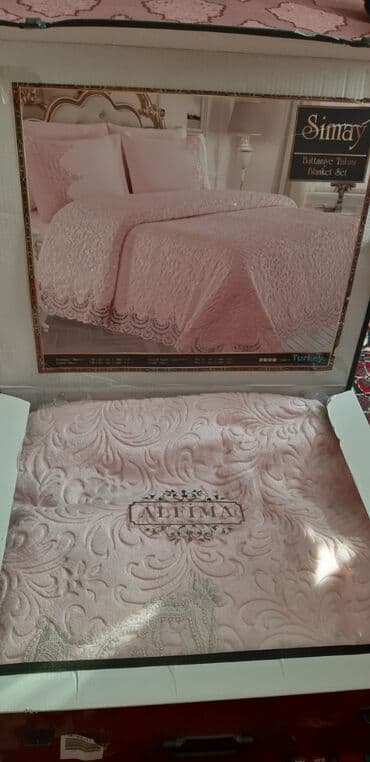 Yataq örtüyü.Cehizlik alınıb.Yenidir.Etiketi üzərindədir.1 pastel,2
