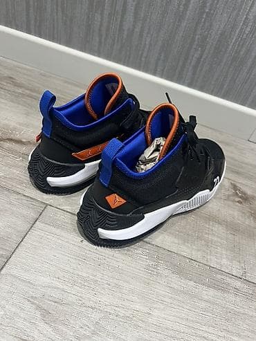 air jordan ayakkabı: Basketbol ayaqqabısı - Rənglər: qara üst hissə, ağ altlıq, mavi detal — 3