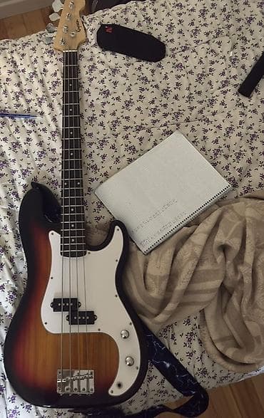 Elektrik bas gitar – Precision stili - Marka/model: Vester (baş