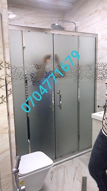 Duş kabini – sürüşən qapılı, mat (qumlu) şüşə və paslanmayan metal — 1