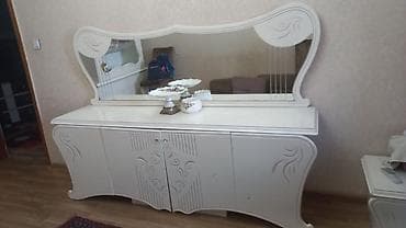 Ağ rəngli klassik bufet-konsol və böyük güzgü dəsti. - Material
