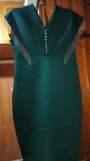 Zümrüd-yaşıl rəngdə, bədənə oturan qələm fason don. Dərin V-yaxa