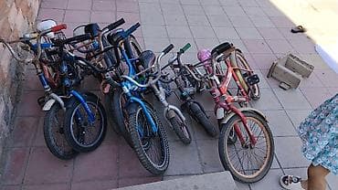 Uşaq velosipedləri paketi - Çoxlu sayda uşaq velosipedi bir yerdə. -
