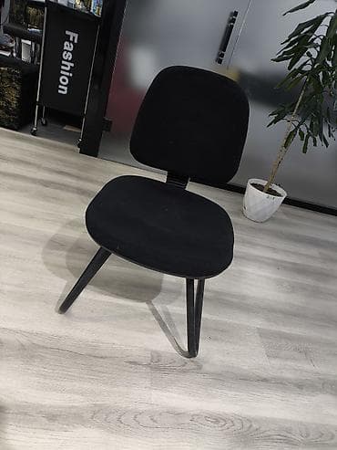 ofis ucun kreslo ucuz: Minimalist dizayna malik qara rəngli oturacaq. - Yumşaq parça ilə — 1