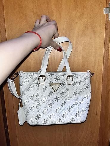 Guess qadın çantası – ağ rəng, all-over loqo printli. Xüsusiyyətlər